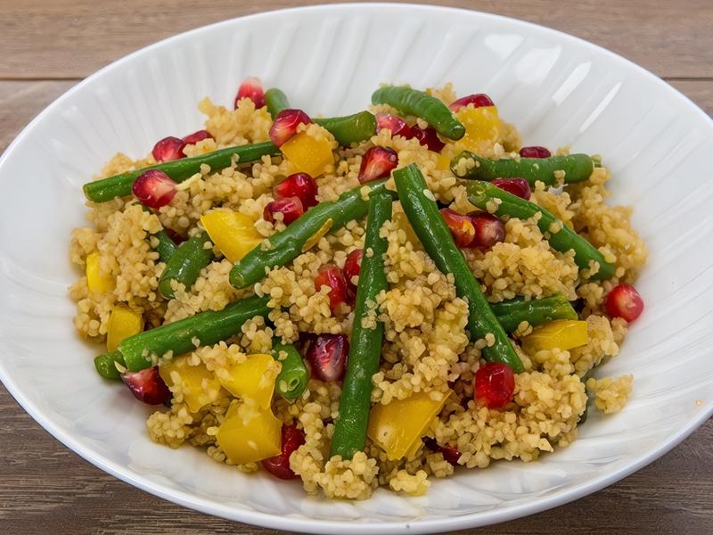 Кускус с фасолью, гранатом и сладким перцем