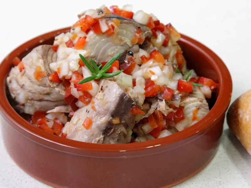 Закуска из макрелевого тунца (скумбрии) в маринаде
